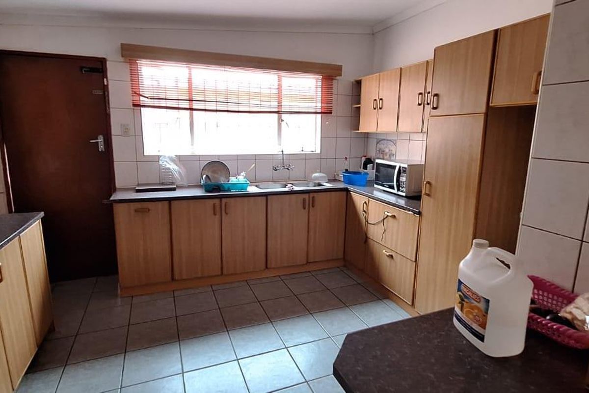 "Khomasdal: 3-Bed Family Home + 2-Bed Flat!" - Photo 4