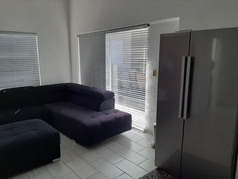 Your Dream 2-Bed Townhouse in Lakefield's Prime Location! - Photo 4