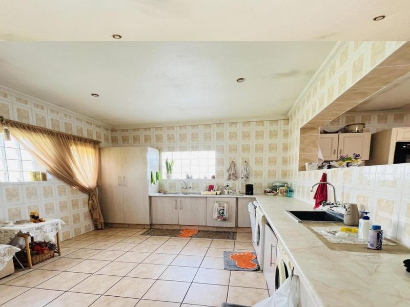 Family Home with Expansive Stand - Photo 5