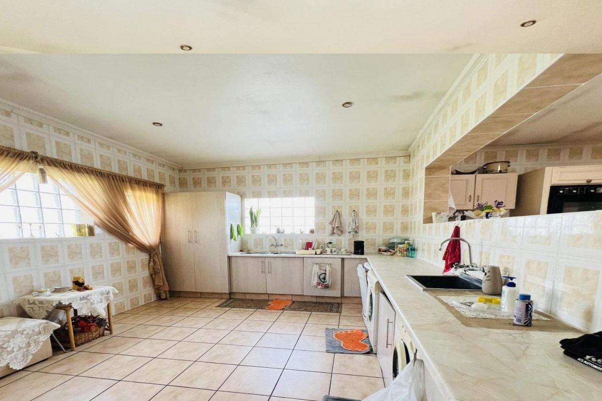 Family Home with Expansive Stand - Photo 5