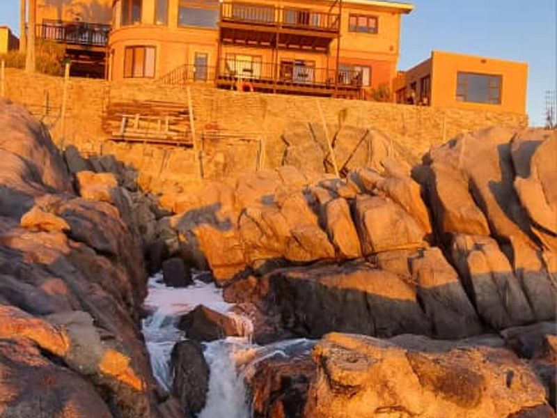 🌊 Exquisite Oceanfront Retreat – 5 En-Suite Bedrooms, Natural Pool & Unmatched Sunset Views - Photo 2