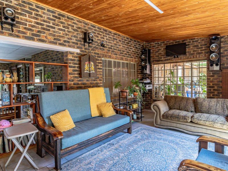 Stunning 5-Bedroom Home in a Secure Estate on the Vaal River, Vaaloewer - Photo 8