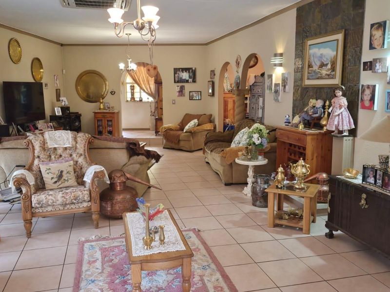 "Family Paradise: Pool, Solar & Spacious!" - Photo 9