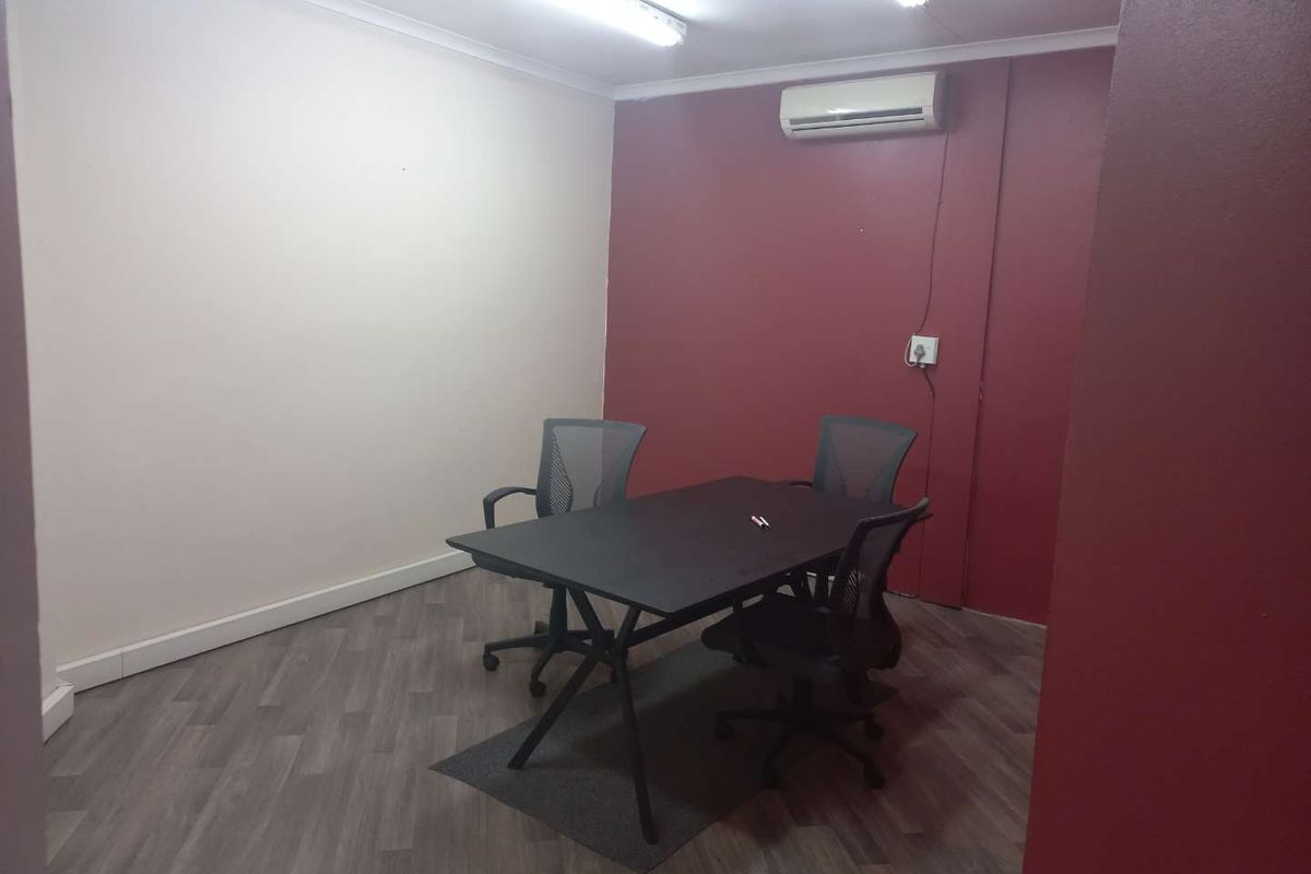 Very neat office space in a very popular building and excellent location - Photo 3