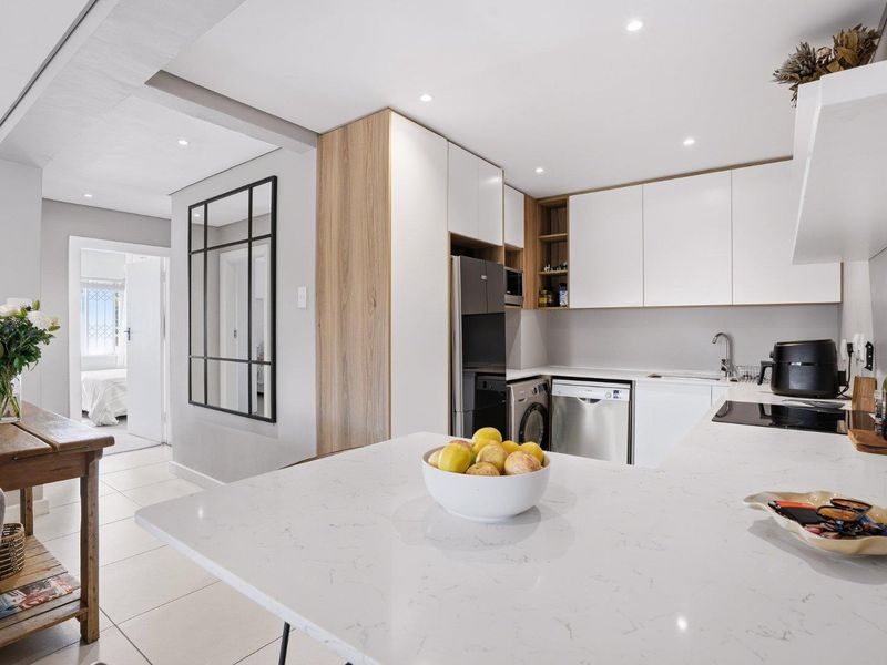 Beautifully Furnished Garden Apartment in a Peaceful Neighbourhood - Photo 4