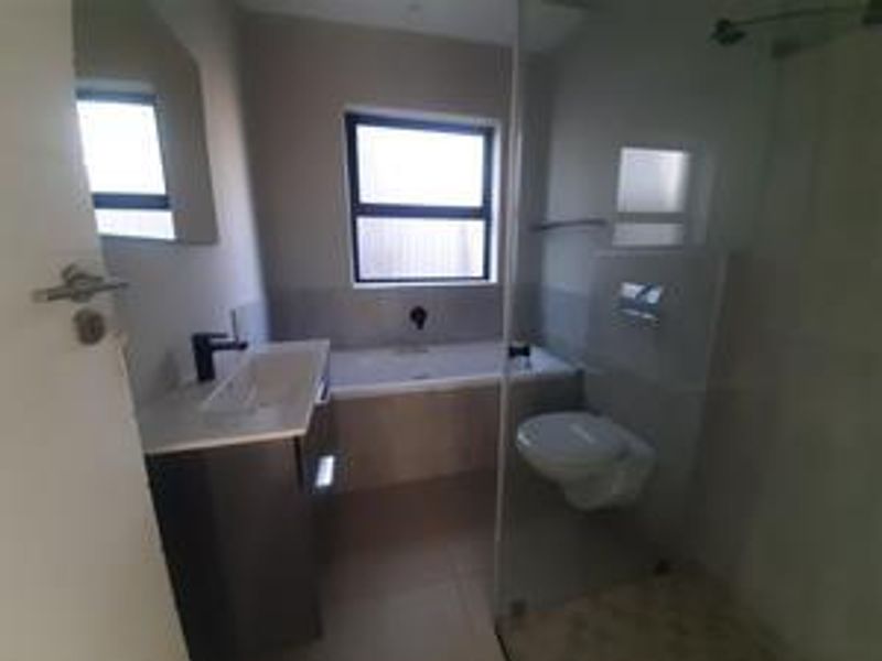 Modern Townhouse for Rental in Palm Lakes Estate - Photo 8