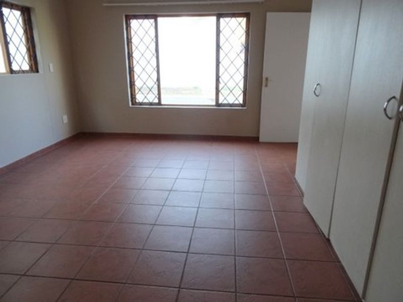 North facing corner unit, all on one level with spacious garden - Photo 4