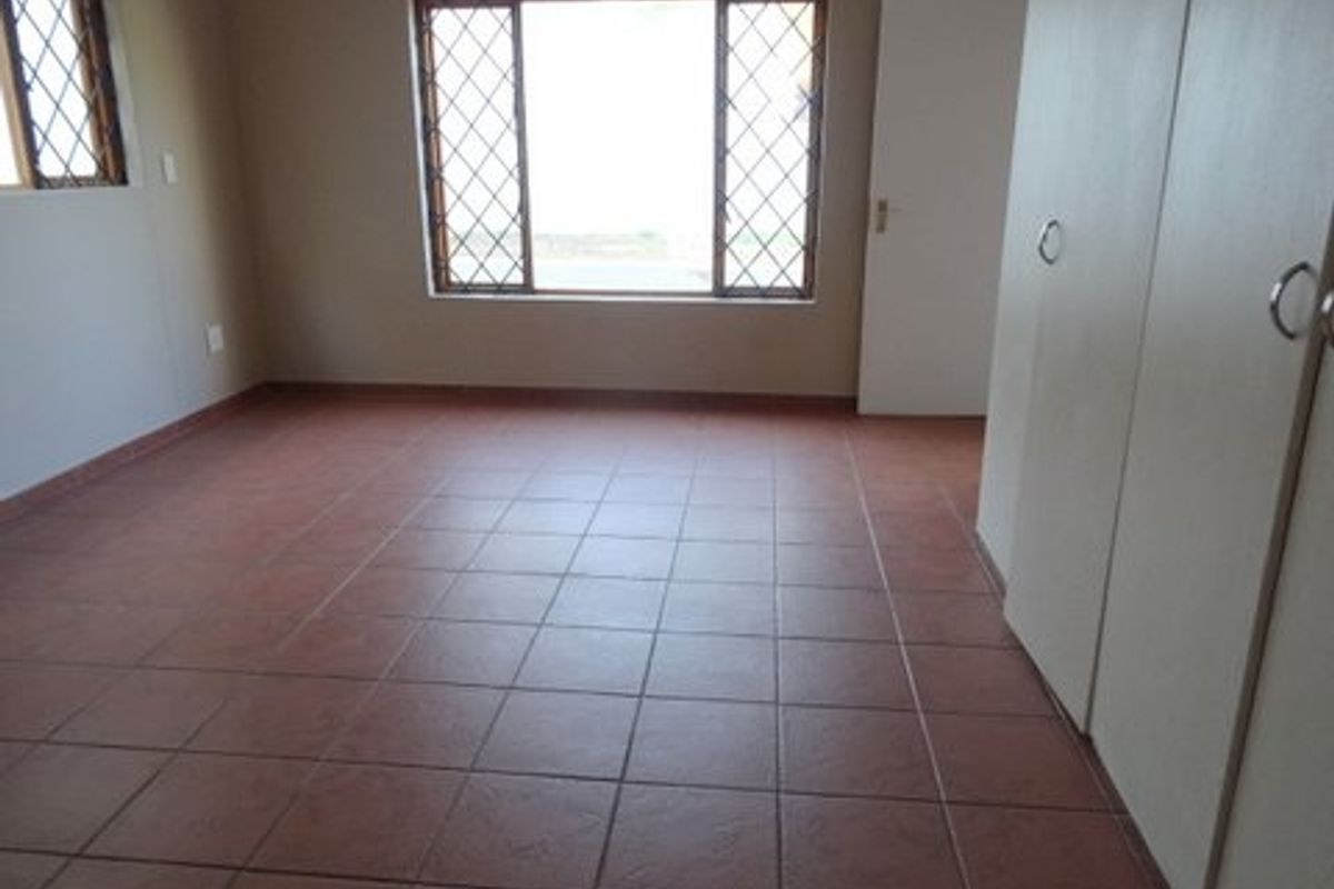 North facing corner unit, all on one level with spacious garden - Photo 4