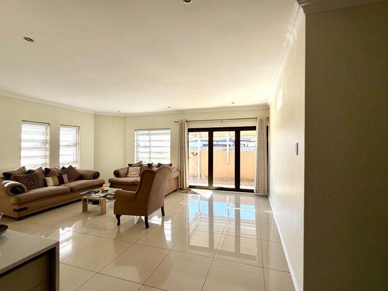 Modern 3 Bedroom 2 bathroom House - Photo 6