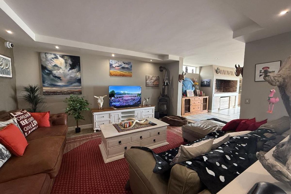 FOR SALE - BEACH FRONT 5 BEDROOM TRIPLE STOREY HOUSE IN MILE 4, SWAKOPMUND - Photo 5