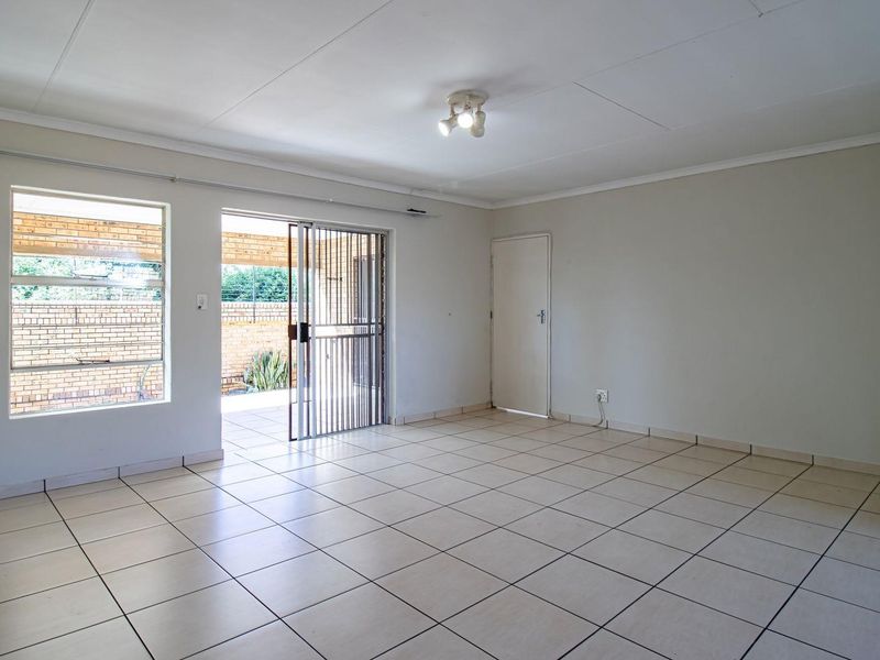 Lovely 3 bed, 2 bath cluster available in Northriding - Photo 9