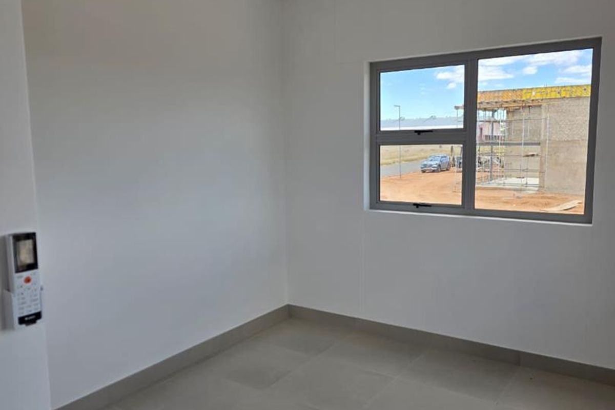 Prime Showroom/Warehouse Space Available Near the Airport - Photo 5