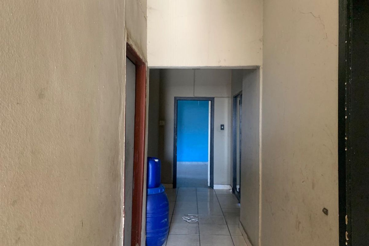 **Spacious Home with Huge Cottage & Pool – Prime Location in Rosettenville - Photo 5