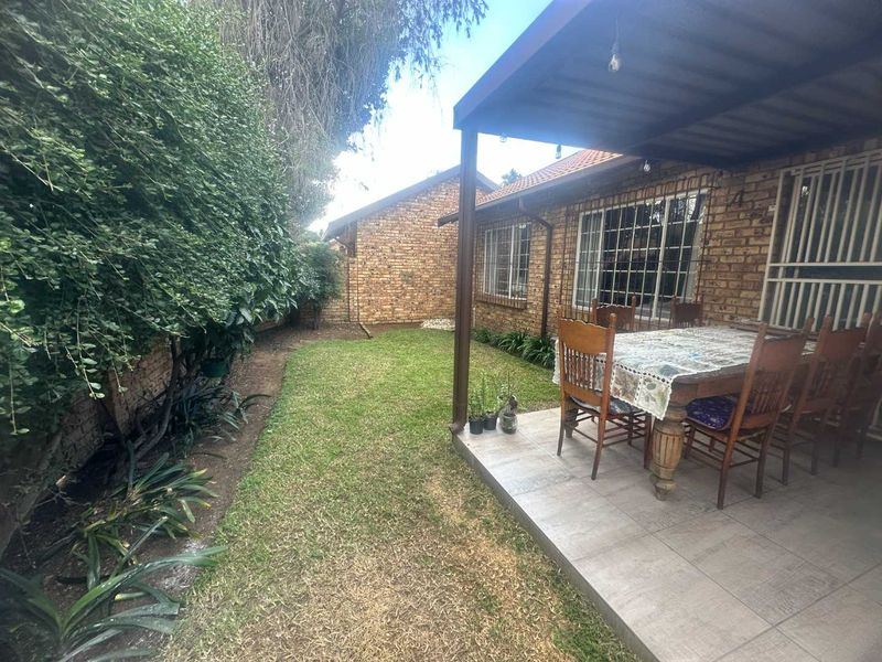 Charming 2 Bedroom Townhouse for Sale - Photo 4