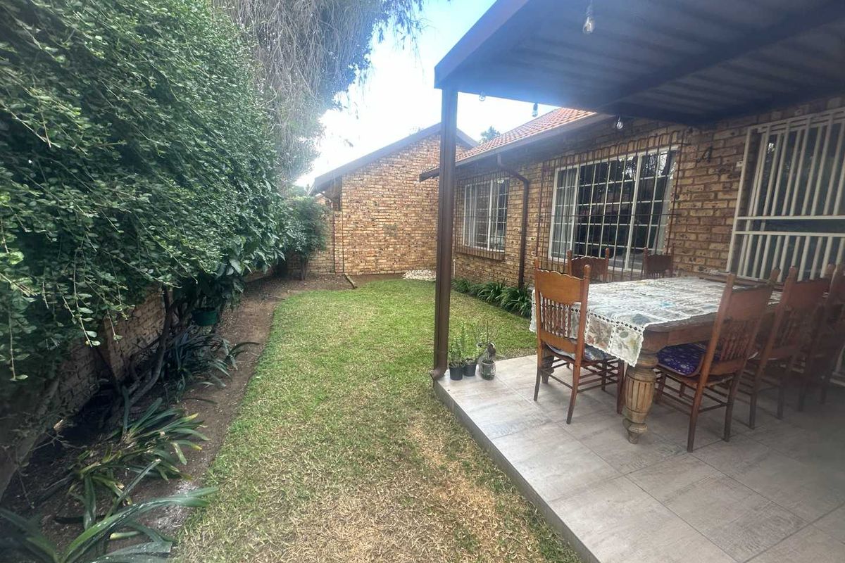 Charming 2 Bedroom Townhouse for Sale - Photo 4