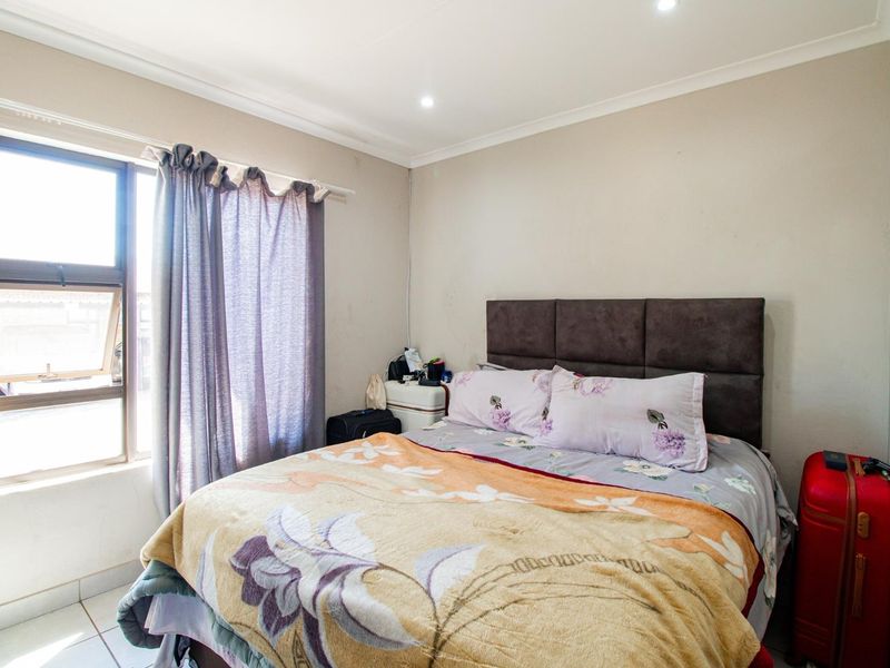 Charming Two-Bedroom Home with Modern Open Plan Living! - Photo 6