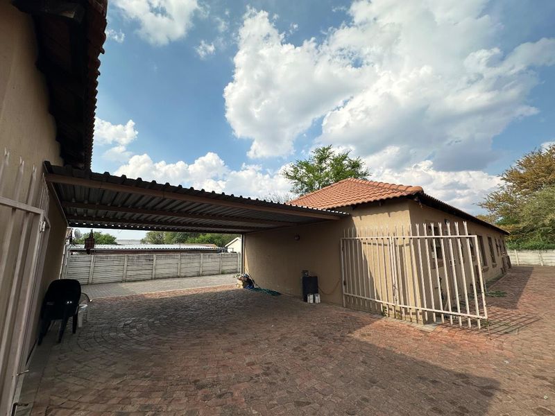 3 Bedroom House(Townhouse) - Photo 2