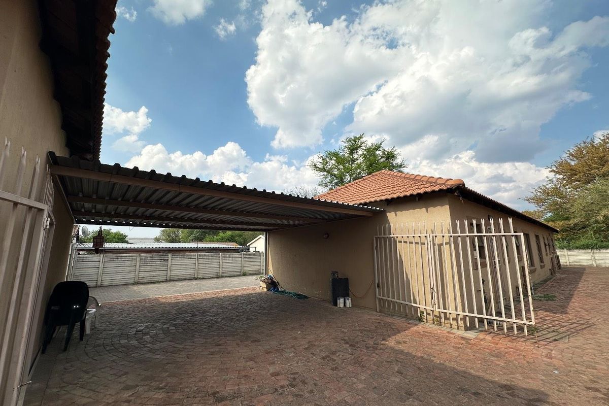 3 Bedroom House(Townhouse) - Photo 2