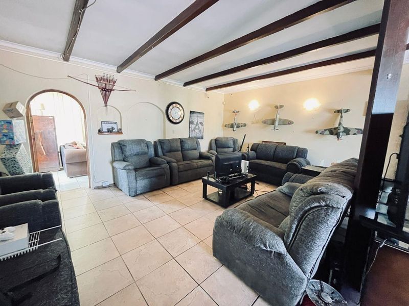 Spacious 5-Bed Home with Multiple En Suites & Garden - Photo 2