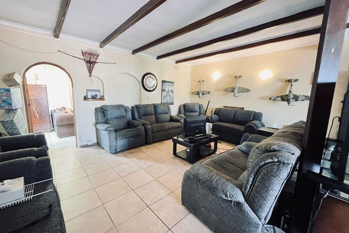 Spacious 5-Bed Home with Multiple En Suites & Garden - Photo 2