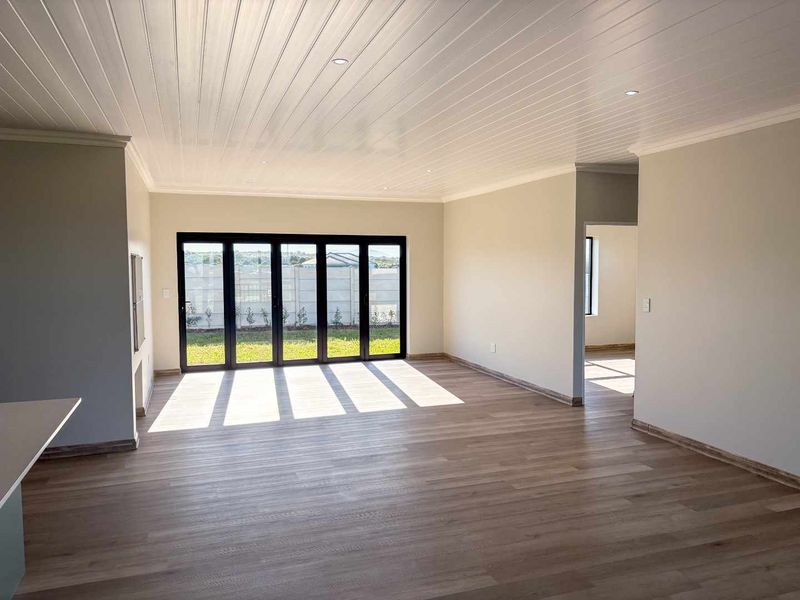 Brand new family home - Plattebosch Kloof. - Photo 5
