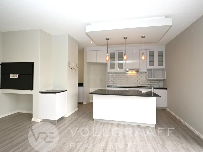 Modern Upmarket Townhouse to Rent - 1 August 2026 - Photo 3