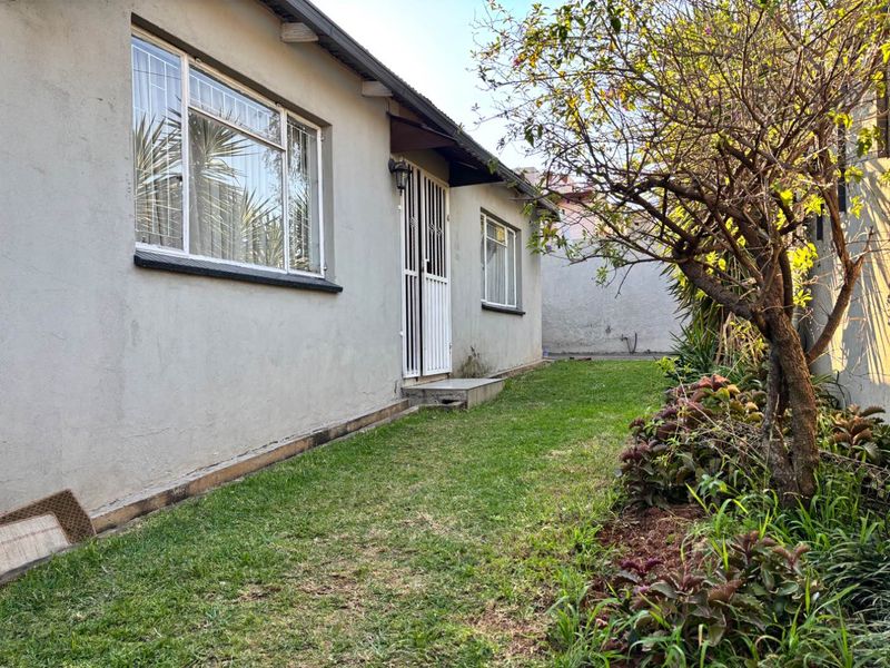 Spacious 3-Bedroom Home with a flatlet for investment - Photo 2