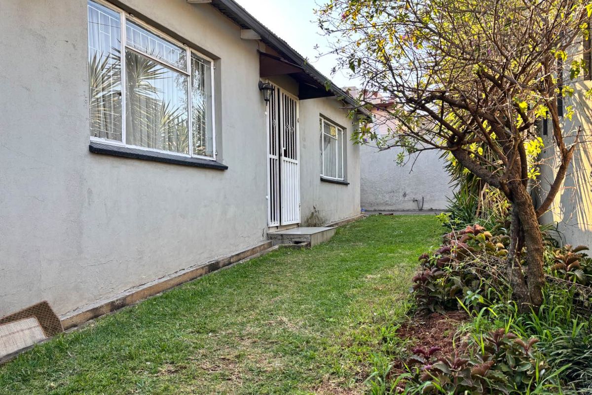 Spacious 3-Bedroom Home with a flatlet for investment - Photo 2