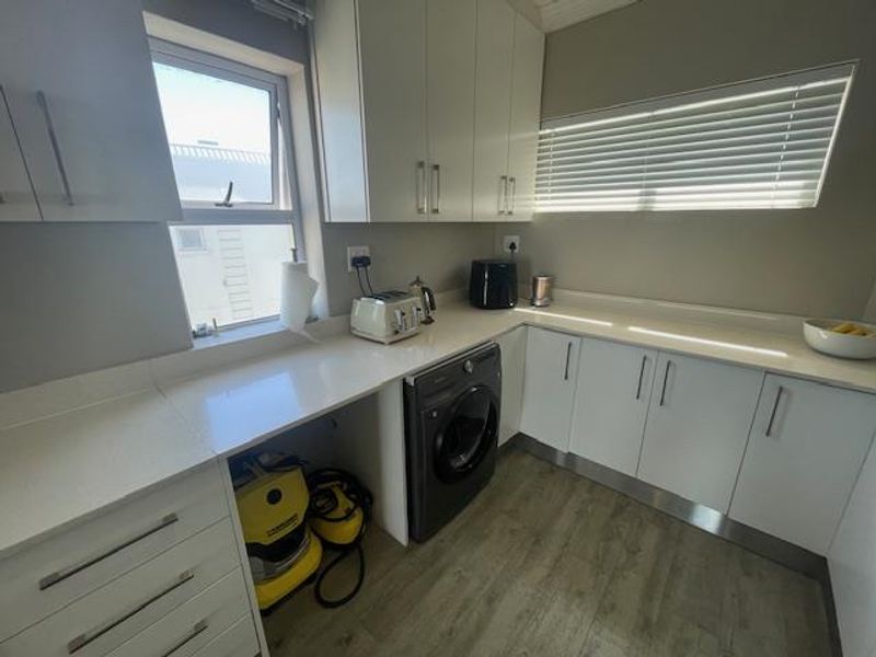 Unfurnished 1 bedroom apartment with large verandah overlooking the Ocean - Photo 6