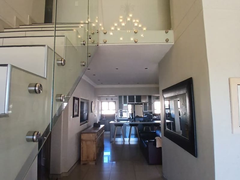4-Bed Family Home - close to Private School - Photo 4