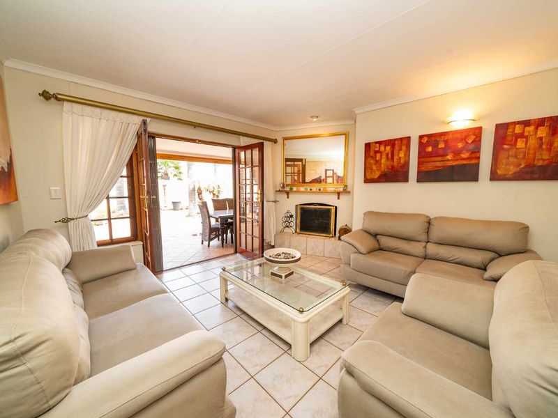 5 Bedroom Family Home with Private 2-Bedroom Guest Wing in Farrarmere - Photo 10