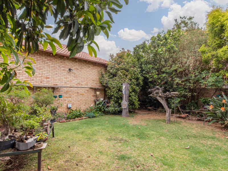 The perfect lock up and go for young proffesional in Honeydew Residential Estate, close to Christiaan de Wet and important amneities, Wilgeheuwel Hospital, Clea - Photo 5