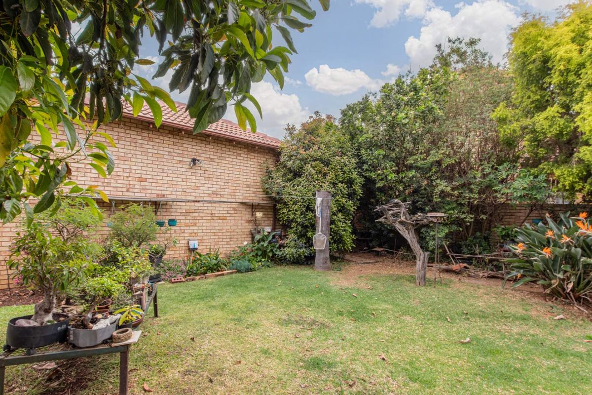 The perfect lock up and go for young proffesional in Honeydew Residential Estate, close to Christiaan de Wet and important amneities, Wilgeheuwel Hospital, Clea - Photo 5