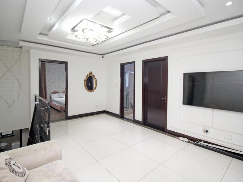Luxury Modern Family Home - Photo 10