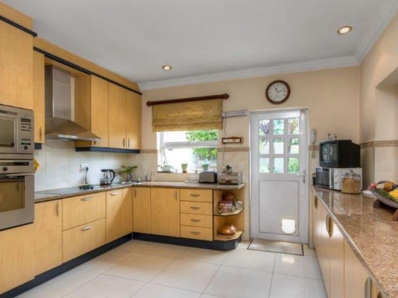 Double storey 5 bedroom cluster home in an ultra secure complex - Photo 10