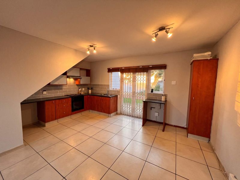 Beautiful Two Bedroom Garden Apartment in Broadacres - Photo 6