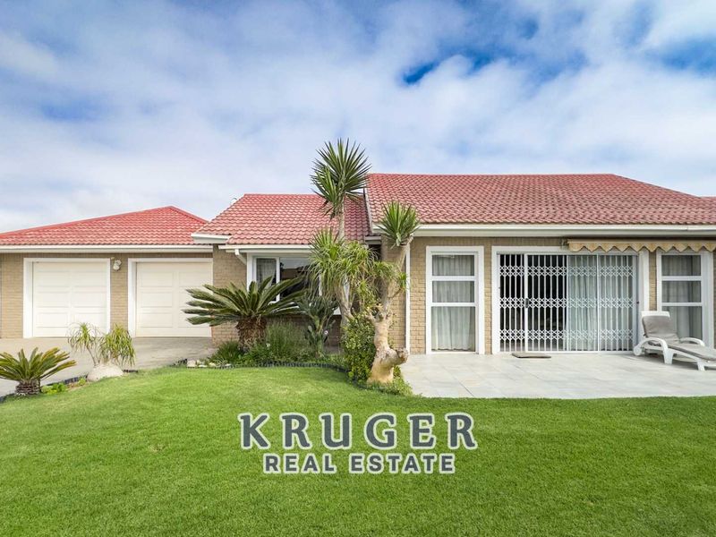 🌿 3-bedroom Family Home with flat for Sale in Ocean View! - Photo 2