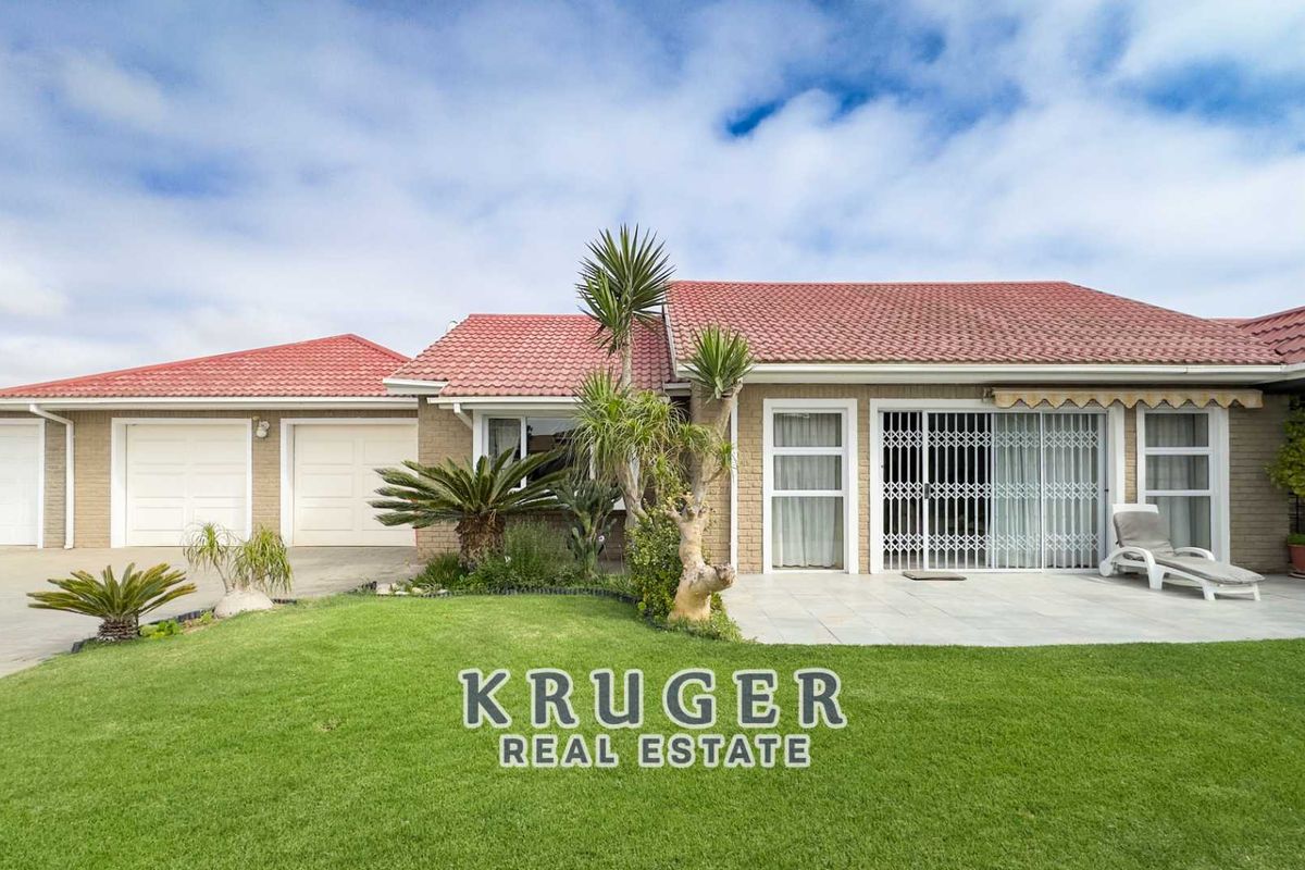 🌿 3-bedroom Family Home with flat for Sale in Ocean View! - Photo 2