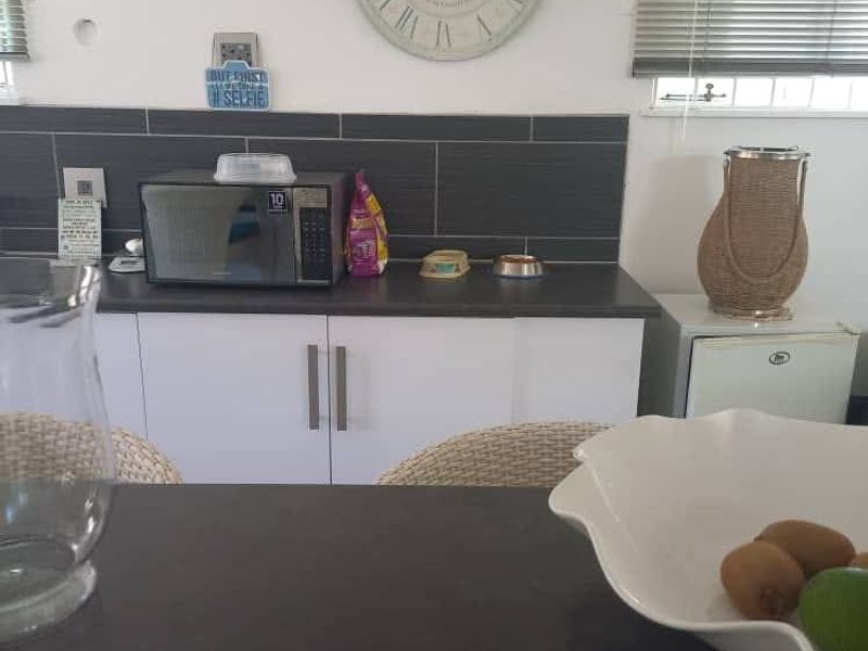 Lovely property situated in a safe area and within walking distance from the Mall, Gym and shops - Photo 8