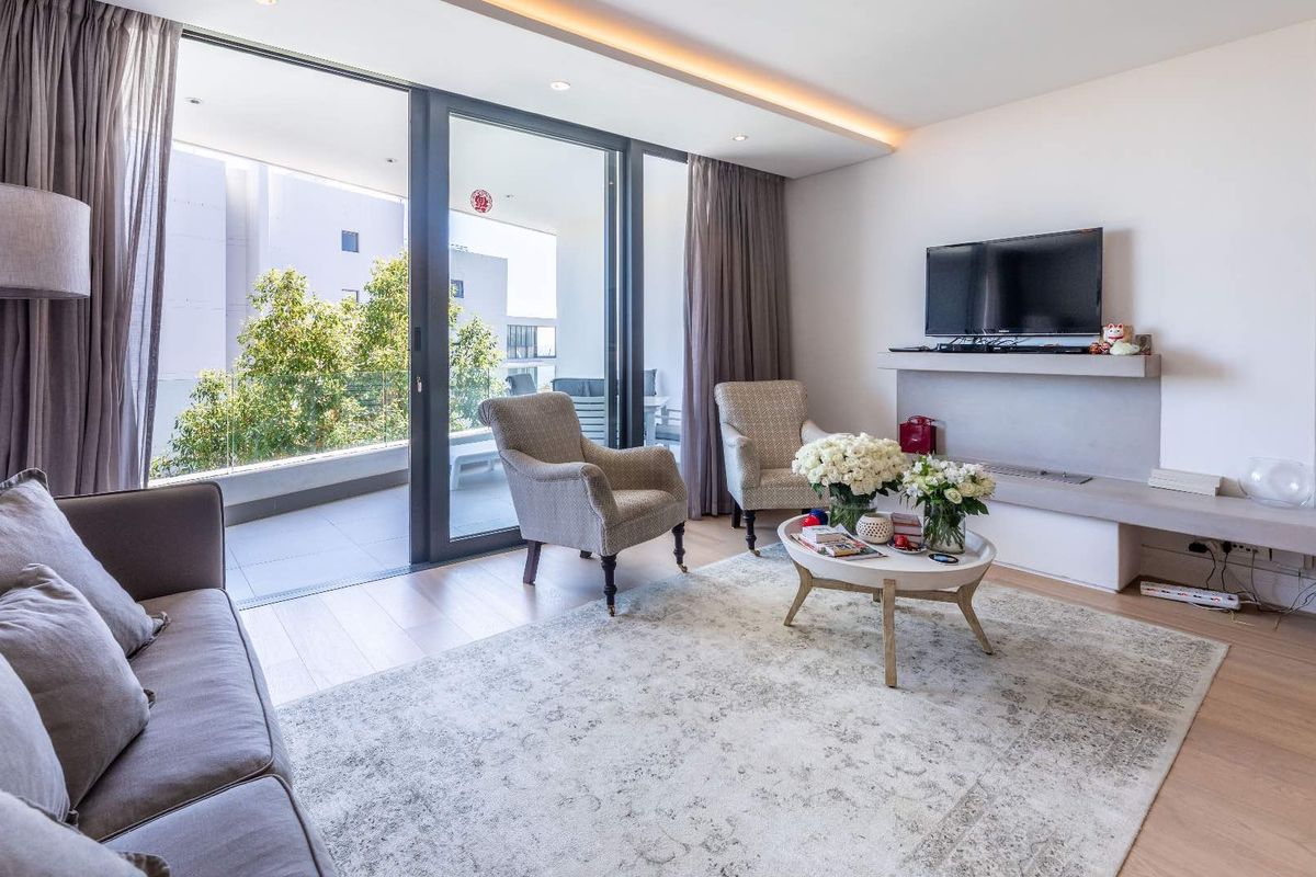 Prime City Living: Secure, Elegant, and Airbnb Friendly! - Photo 5