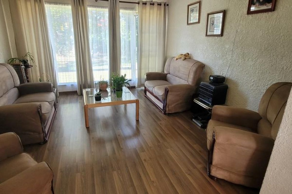 Brackendowns Elegant Family Home - Photo 5