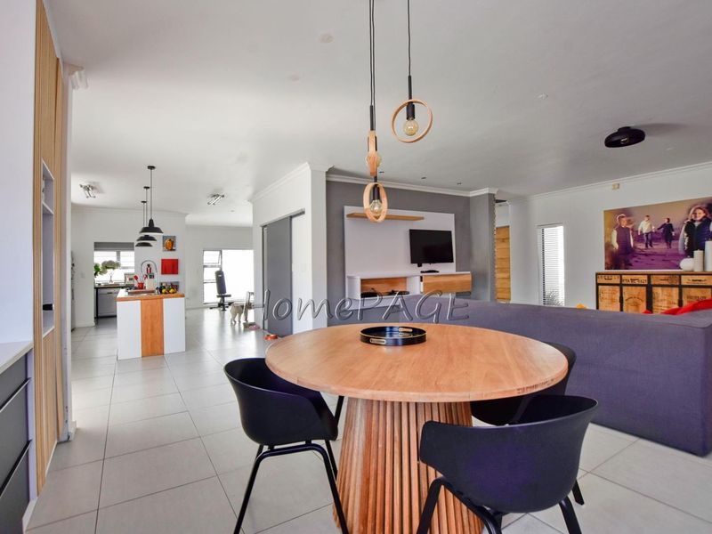 Fairway Estates, Walvis Bay:  5 Bedr Double Storey Contemporary Home is for Sale - Photo 9