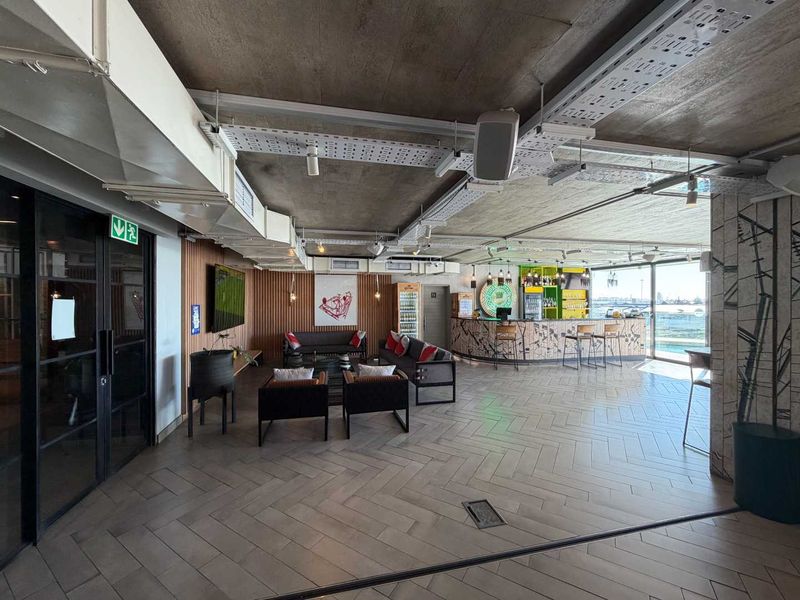 Modern Airbnb-Ready 1-Bedroom Apartment in an Upmarket 24/7 Concierge Building - Photo 9