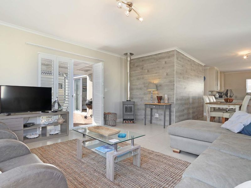 Spacious 3-Bedroom Family Home to Rent in Sunningdale - Photo 4