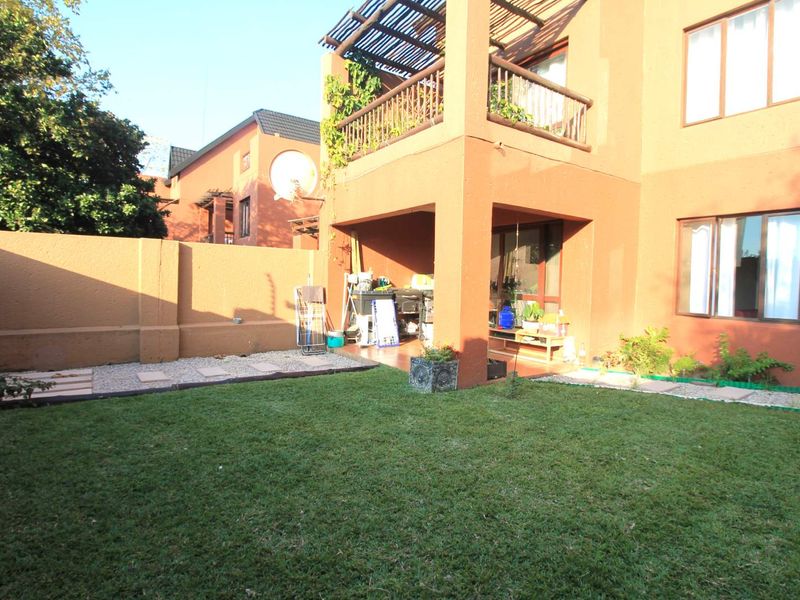 Gorgeous and sunny, garden apartment - Photo 10