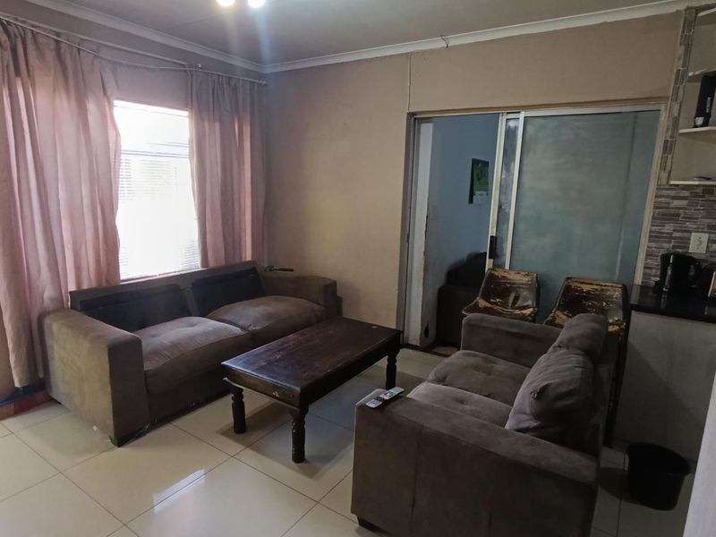 Charm meets Functionality: 3- Bedroom Townhouse - Photo 3