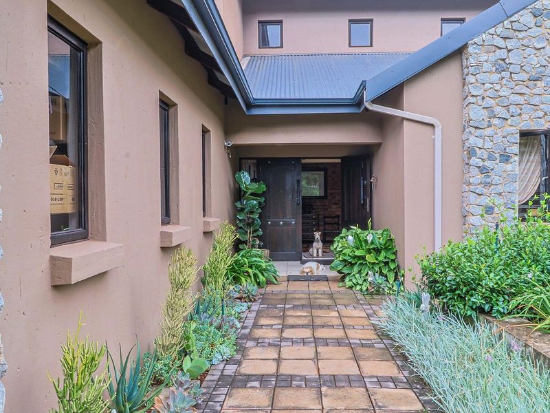 BEAUTIFUL FARMSTYLE HOME IN A SMALL SECURITY ESTATE - CLOSE TO ALL AMENITIES - Photo 4