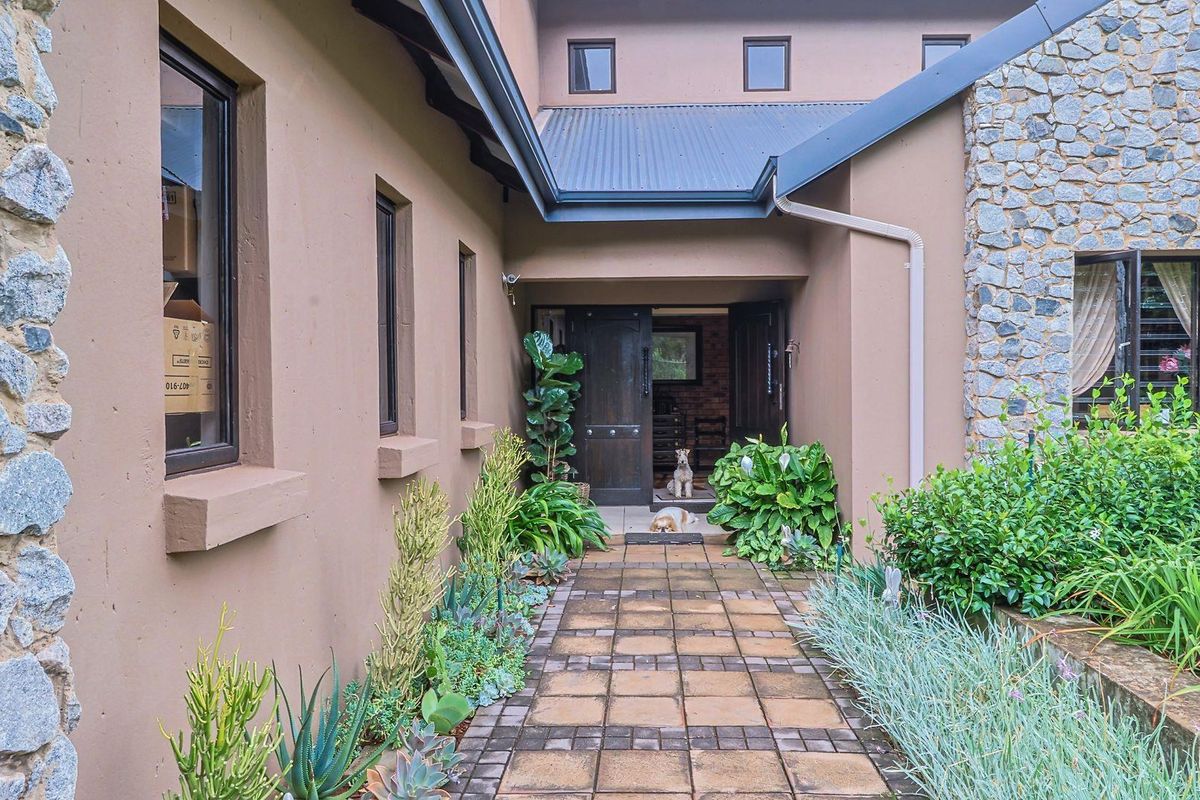 BEAUTIFUL FARMSTYLE HOME IN A SMALL SECURITY ESTATE - CLOSE TO ALL AMENITIES - Photo 4