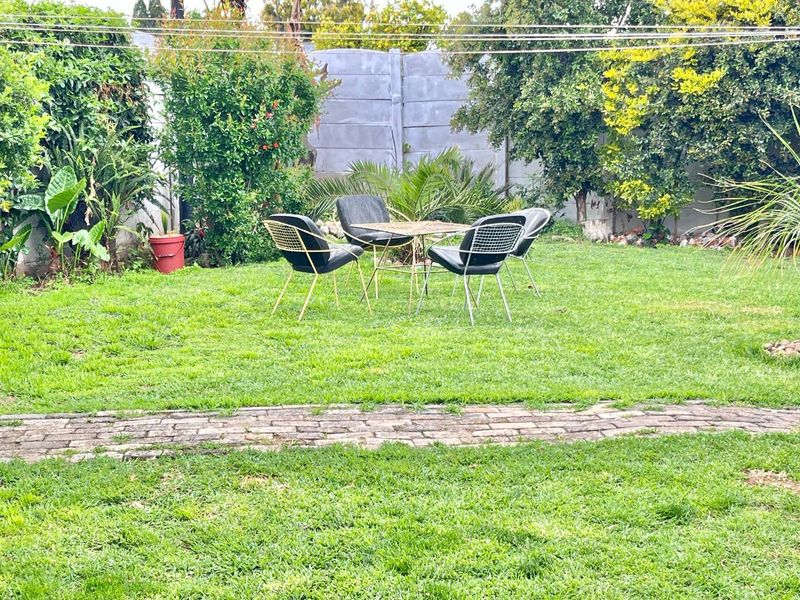 Spacious 3-Bed Home with Private Flatlet in Van Dyk Park! - Photo 7