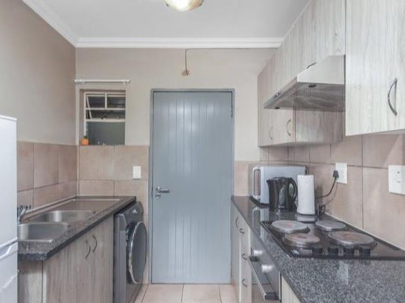 Welcome to a modern urban retreat! - Photo 5